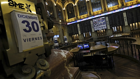 Vista del calendario marcando la fecha de la última sesión del año en el edificio de la Bolsa de Madrid. EFE/Fernando Alvarado Vista del calendario marcando la fecha de la última sesión del año en el edificio de la Bolsa de Madrid. EFE/Fernando Alvarado