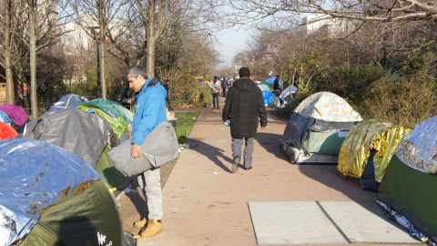 Campamento de refugiados en París.