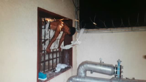 Intenta escapar de la prisión y se queda atrapado en la ventana de la celda Intenta escapar de la prisión y se queda atrapado en la ventana de la celda