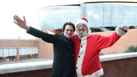 El nuevo director junto a a Santa Claus./ FACEBOOK AUDITORIUM PARCO DELLA MUSICA El nuevo director junto a a Santa Claus./ FACEBOOK AUDITORIUM PARCO DELLA MUSICA