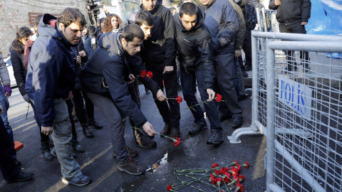 Un grupo de personas colocan flores a las puertas del club 'Reina' de Estambul. /EFE Un grupo de personas colocan flores a las puertas del club 'Reina' de Estambul. /EFE