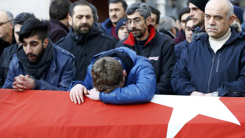 Familiares y amigos de una de las víctimas del terrorista del club 'Reina' en el funeral. /REUTERS Familiares y amigos de una de las víctimas del terrorista del club 'Reina' en el funeral. /REUTERS