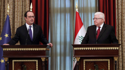 El presidente iraquí Fuad Masum y el presidente francés Francois Hollande, en la conferencia de prensa conjunta que ofrecieron tras su reunión en el palacio presidencial en Bagdad. REUTERS / Christophe Ena / Pool El presidente iraquí Fuad Masum y el presidente francés Francois Hollande, en la conferencia de prensa conjunta que ofrecieron tras su reunión en el palacio presidencial en Bagdad. REUTERS / Christophe Ena / Pool