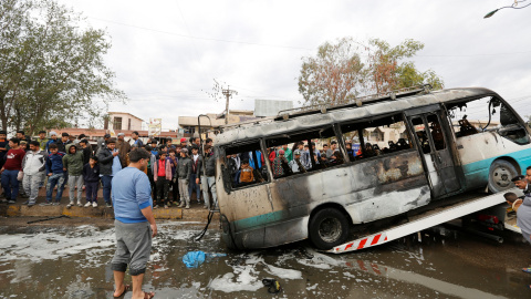 Un vehículo quemado en el atentado con coche bomba que tuvo lugar hoy en Bagdad. REUTERS / Ahmed Saad Un vehículo quemado en el atentado con coche bomba que tuvo lugar hoy en Bagdad. REUTERS / Ahmed Saad