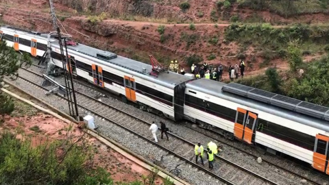 Descarrila un tren de cercanías por el deslizamiento de la tierra Descarrila un tren de cercanías por el deslizamiento de la tierra