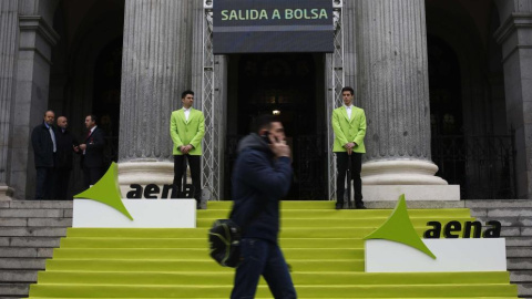 El edificio de la Bolsa de Madrid, decorado el primer día de cotización de Aena en el mercado, en febrero de 2015. REUTERS El edificio de la Bolsa de Madrid, decorado el primer día de cotización de Aena en el mercado, en febrero de 2015. REUTERS