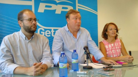 El ex alcalde de Getafe y senador del PP, Juan Soler y los concejales Fernando Lázaro y Paz Álvarez.-PP GETAFE El ex alcalde de Getafe y senador del PP, Juan Soler y los concejales Fernando Lázaro y Paz Álvarez.-PP GETAFE