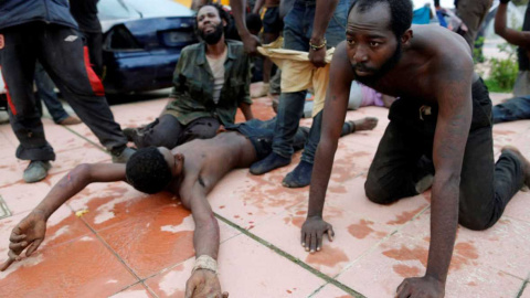 Un grupo de inmigrantes subsaharianos se recupera tras saltar la vaya de Ceuta, en una imagen de archivo. RTVE Un grupo de inmigrantes subsaharianos se recupera tras saltar la vaya de Ceuta, en una imagen de archivo. RTVE