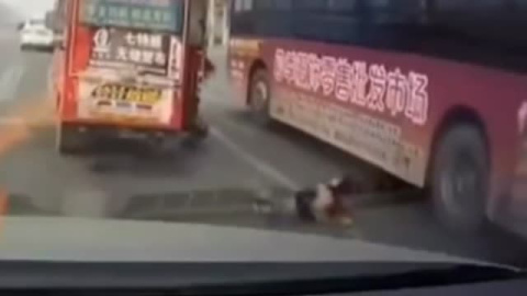 Un niño, a punto de ser arrollado tras caer de un autobús en marcha en China Un niño, a punto de ser arrollado tras caer de un autobús en marcha en China