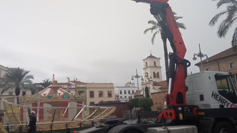 El fuerte viento derriba una gran bola de Navidad en Mérida El fuerte viento derriba una gran bola de Navidad en Mérida