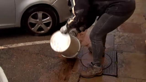 Los vecinos de Reinosa se afanan en limpiar sus casas Los vecinos de Reinosa se afanan en limpiar sus casas