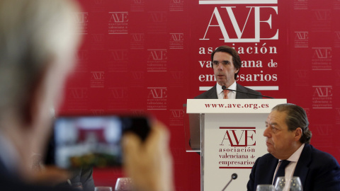 El expresidente del Gobierno y del PP José María Aznar durante su discurso en el almuerzo-coloquio con el pleno de la Asociación Valenciana de Empresarios (AVE), su primer acto público tras renunciar el pasado 20 de diciembre a la presidenc El expresidente del Gobierno y del PP José María Aznar durante su discurso en el almuerzo-coloquio con el pleno de la Asociación Valenciana de Empresarios (AVE), su primer acto público tras renunciar el pasado 20 de diciembre a la presidenc