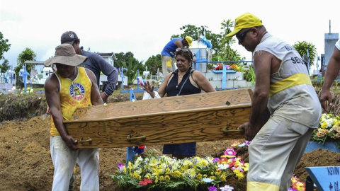 Familiares entierran a sus parientes muertos en la masacre en la cárcel de Manaos.- Nathalie Brasil (EFE) Familiares entierran a sus parientes muertos en la masacre en la cárcel de Manaos.- Nathalie Brasil (EFE)