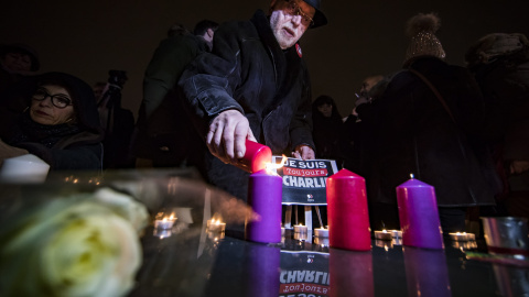 Imagen del homenaje ciudadano en París con motivo del segundo aniversario del ataque yihadista a la sede de la revista satírica 'Charlie Hebdo'. EFE/IAN LANGSDON Imagen del homenaje ciudadano en París con motivo del segundo aniversario del ataque yihadista a la sede de la revista satírica 'Charlie Hebdo'. EFE/IAN LANGSDON