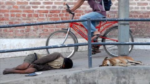 El último registro de menores desprotegidos corresponde a 2015 y eleva la cifra a 3.342 niños en esta situación. En la imagen, un niño mendigo duerme junto a un perro en la calle. EFE El último registro de menores desprotegidos corresponde a 2015 y eleva la cifra a 3.342 niños en esta situación. En la imagen, un niño mendigo duerme junto a un perro en la calle. EFE