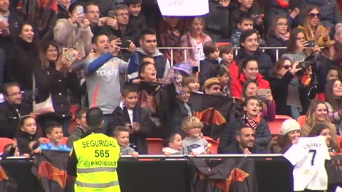 El Valencia despide el año del centenario con un baño de masas en Mestalla El Valencia despide el año del centenario con un baño de masas en Mestalla