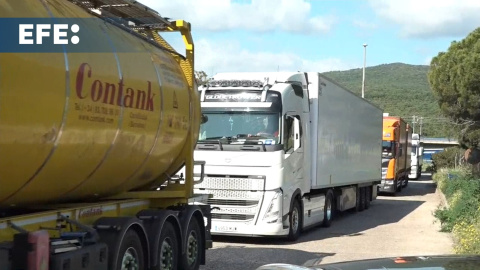 Los camiones ya circulan por la AP-7 tras el levantamiento del bloqueo con tractores Los camiones ya circulan por la AP-7 tras el levantamiento del bloqueo con tractores
