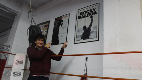 Jero García señala el cartel de la película de Rocky Balboa. /REVISTA ELITE SPORT