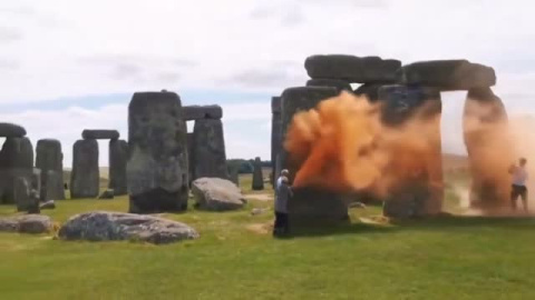 Rocían con pintura Stonehenge un día antes del solsticio de verano Rocían con pintura Stonehenge un día antes del solsticio de verano