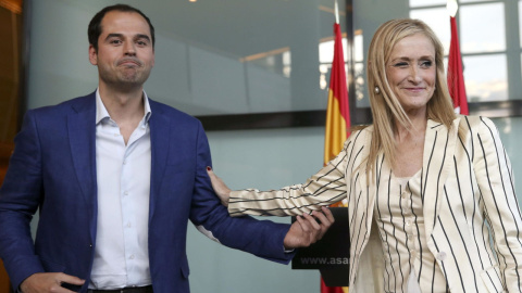 La presidenta de la Comunidad de Madrid, Cristina Cifuentes, y el líder de Ciudadanos, Ignacio Aguado, durante sus negociaciones para el pacto de investidura. Archivo EFE La presidenta de la Comunidad de Madrid, Cristina Cifuentes, y el líder de Ciudadanos, Ignacio Aguado, durante sus negociaciones para el pacto de investidura. Archivo EFE