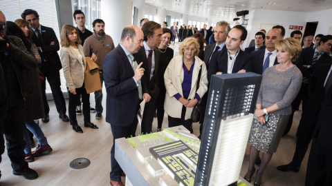 La alcaldesa de Madrid, Manuela Carmena, el presidente de OHL, Juan Villar-Mir, y la concejal del Partido Popular en el Ayuntamiento de Madrid Esperanza Aguirre, entre otros, durante la presentación de un nuevo rascacielos en Madrid, la que La alcaldesa de Madrid, Manuela Carmena, el presidente de OHL, Juan Villar-Mir, y la concejal del Partido Popular en el Ayuntamiento de Madrid Esperanza Aguirre, entre otros, durante la presentación de un nuevo rascacielos en Madrid, la que