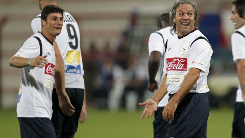 Rabah Madjer (derecha), junto a Javier Zanetti en un partido benéfico. /CORDON PRESS