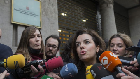 La vicepresidenta del Gobierno, Soraya Sáenz de Santamaría (i), atiende a los medios de comunicación en Barcelona. /EFE La vicepresidenta del Gobierno, Soraya Sáenz de Santamaría (i), atiende a los medios de comunicación en Barcelona. /EFE