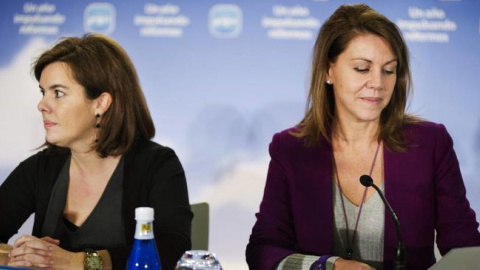 La vicepresidenta del Gobierno, Soraya Sáenz de Santamaría; y la ministra de Defensa y secretaria general del PP, María Dolores de Cospedal, en una imagen de archivo. EFE La vicepresidenta del Gobierno, Soraya Sáenz de Santamaría; y la ministra de Defensa y secretaria general del PP, María Dolores de Cospedal, en una imagen de archivo. EFE
