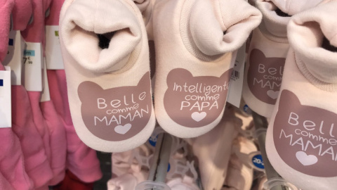 "Inteligente como papá", "bella como mamá", mensaje en unas zapatillas infantiles comercializadas en Carrefour "Inteligente como papá", "bella como mamá", mensaje en unas zapatillas infantiles comercializadas en Carrefour