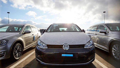 Varios coche de Volkswagen en una planta de Wolfsburgo hace unos días. EFE/Carsten Koall Varios coche de Volkswagen en una planta de Wolfsburgo hace unos días. EFE/Carsten Koall