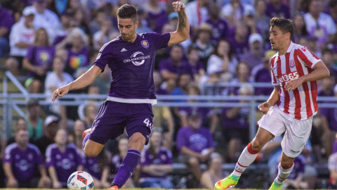 David Mateos, en un partido con el Orlando City, ante Bojan Krkic, del Stoke City. David Mateos, en un partido con el Orlando City, ante Bojan Krkic, del Stoke City.