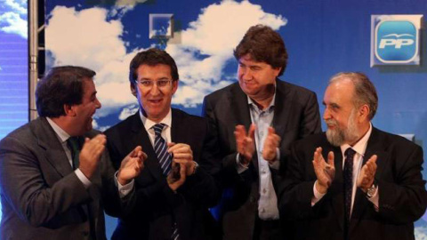 Carlos Calvelo, segundo por la derecha, en un acto del PP gallego en 2011. | EFE Carlos Calvelo, segundo por la derecha, en un acto del PP gallego en 2011. | EFE