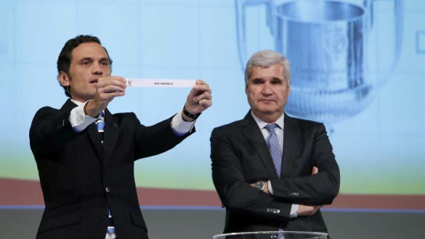 Pere Gratacós, a la derecha, hoy durante el sorteo de los cuartos de final de la Copa del Rey. /EFE Pere Gratacós, a la derecha, hoy durante el sorteo de los cuartos de final de la Copa del Rey. /EFE