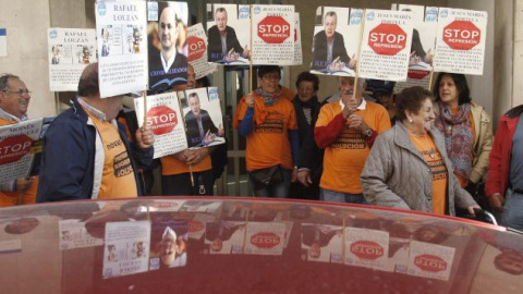 Domitila Vicente, con su andador, en los juzgados de Pontevedra. / CABALAR (EFE) Domitila Vicente, con su andador, en los juzgados de Pontevedra. / CABALAR (EFE)