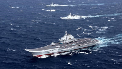 El portaaviones chino Liaoning y su flota de escolta, durante unas maniobras militares en el Mar de la China Meridional, el mes pasado. REUTERS El portaaviones chino Liaoning y su flota de escolta, durante unas maniobras militares en el Mar de la China Meridional, el mes pasado. REUTERS