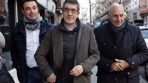El diputado socialista Patxi López (c), a su llegada a la sede de la calle Ferraz para aistir a la reunión del Comité Federal del PSOE que aprobará el calendario político de 2017 y fijará la fecha del 39 Congreso Federal. EFE/Chema Moya El diputado socialista Patxi López (c), a su llegada a la sede de la calle Ferraz para aistir a la reunión del Comité Federal del PSOE que aprobará el calendario político de 2017 y fijará la fecha del 39 Congreso Federal. EFE/Chema Moya
