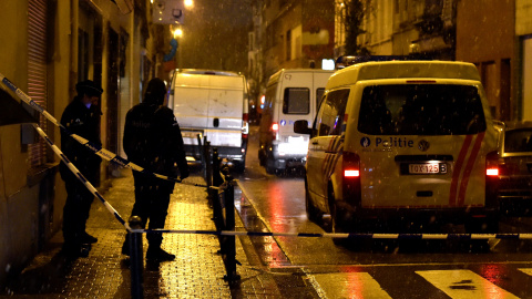 Policías belgas durante uno de los registros en el barrio de Molenbeek, Bruselas.- REUTERS/Eric Vidal Policías belgas durante uno de los registros en el barrio de Molenbeek, Bruselas.- REUTERS/Eric Vidal