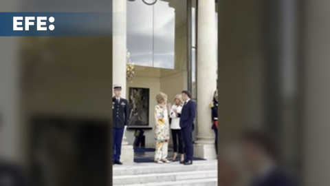 Emmanuel Macron recibe a la reina Sofía en el Elíseo Emmanuel Macron recibe a la reina Sofía en el Elíseo