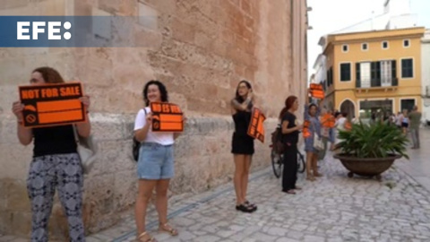 Unas 700 personas protestan en Menorca contra el turismo que expulsa a los residentes Unas 700 personas protestan en Menorca contra el turismo que expulsa a los residentes