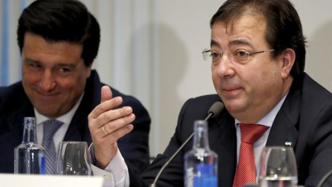 El presidente de Extremadura, Guillermo Fernández Vara (d), durante su intervención hoy en un desayuno coloquio en el Club Siglo XXI. / EFE El presidente de Extremadura, Guillermo Fernández Vara (d), durante su intervención hoy en un desayuno coloquio en el Club Siglo XXI. / EFE