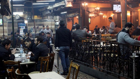 Varios damascenos en una cafetería de la capital siria. - REUTERS