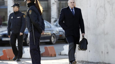 El extesorero del PP Luis Bárcenas, a su llegada a la sede Audiencia Nacional, donde hoy se reanuda el juicio del caso de corrupción política "Gürtel" con la declaración de Bárcenas, para quien la Fiscalía pide 42 años y seis meses de cárce El extesorero del PP Luis Bárcenas, a su llegada a la sede Audiencia Nacional, donde hoy se reanuda el juicio del caso de corrupción política "Gürtel" con la declaración de Bárcenas, para quien la Fiscalía pide 42 años y seis meses de cárce