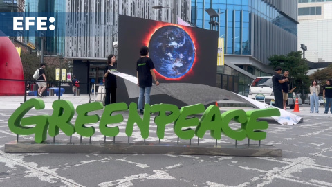 Miembros de Greenpeace se concentran en Seúl para protestar contra la crisis climática Miembros de Greenpeace se concentran en Seúl para protestar contra la crisis climática