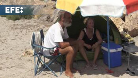 Una pareja duerme desde julio en una playa de Alicante por no poder pagar una vivienda Una pareja duerme desde julio en una playa de Alicante por no poder pagar una vivienda