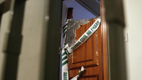 Portal de la vivienda en la que fue hallada la niña apuñalada por su padre en Benifaió (Valencia). /EFE Portal de la vivienda en la que fue hallada la niña apuñalada por su padre en Benifaió (Valencia). /EFE