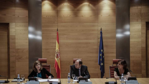 La vicepresidenta del Gobierno, Soraya Sáenz de Santamaría (i), junto al presidente del Senado, Pío García Escudero (c), y la presidenta de la presidenta del Consejo de la Transparencia, Esther Arizmendi, en el acto de constitución en la Cá