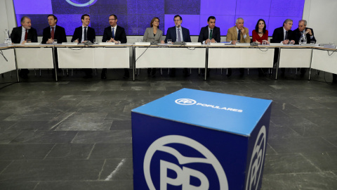 El presidente del Gobierno y presidente del PP, Mariano Rajoy (c), junto a la secretaria general, María Dolores de Cospedal (5i); los portavoces, Rafael Hernando (2i) y José Manuel Barreiro (2d); los vicesecretarios, Pablo Casado (3i), Javi El presidente del Gobierno y presidente del PP, Mariano Rajoy (c), junto a la secretaria general, María Dolores de Cospedal (5i); los portavoces, Rafael Hernando (2i) y José Manuel Barreiro (2d); los vicesecretarios, Pablo Casado (3i), Javi