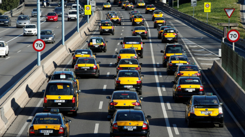 Cientos de taxistas marchas despacio por la B-20 de Barcelona, en protesta por la marcha de las negociaciones con el Ayuntamiento contra el intrusismo en el sector. REUTERS Cientos de taxistas marchas despacio por la B-20 de Barcelona, en protesta por la marcha de las negociaciones con el Ayuntamiento contra el intrusismo en el sector. REUTERS