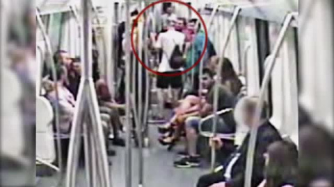 Imágenes de la paliza a un hombre en el metro de Barcelona Imágenes de la paliza a un hombre en el metro de Barcelona