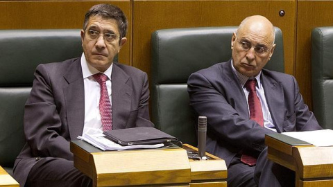El exconsejero Rodolfo Ares, junto al exlendakari Patxi López. efe El exconsejero Rodolfo Ares, junto al exlendakari Patxi López. efe